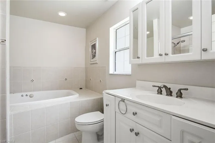 REAR HOUSE: EN-SUITE PRIMARY BATH