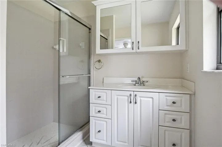 FRONT HOUSE FULL BATHROOM