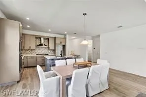 Casual dining and kitchen layout
