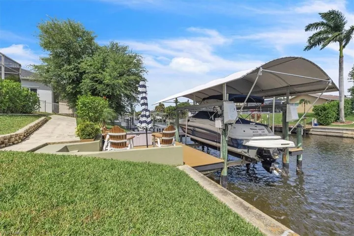 Composite deck featuring Canopy, 8000 pound lift and captains walk