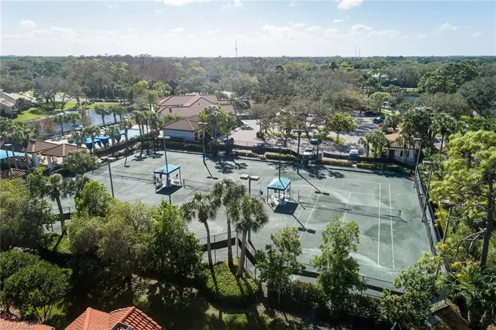 8043  San Vista  CIR, Naples, FL 34109