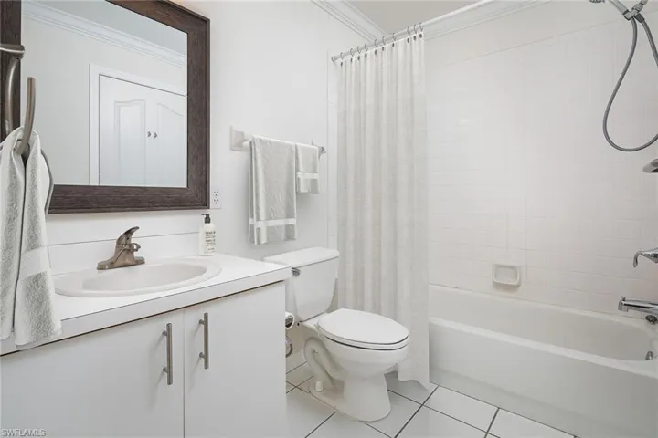 8043  San Vista  CIR, Naples, FL 34109