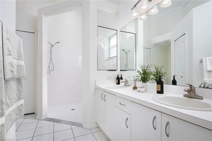 8043  San Vista  CIR, Naples, FL 34109