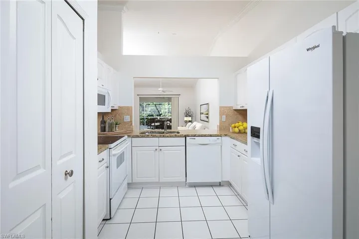 8043  San Vista  CIR, Naples, FL 34109