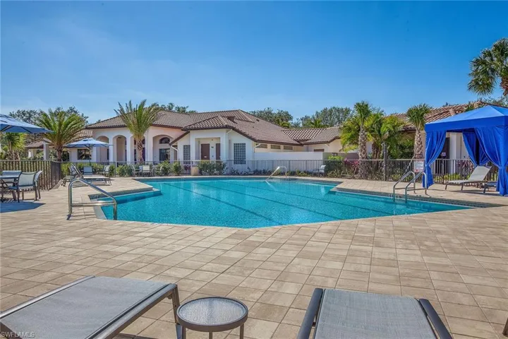 8043  San Vista  CIR, Naples, FL 34109