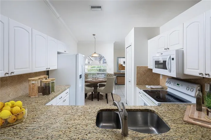 8043  San Vista  CIR, Naples, FL 34109