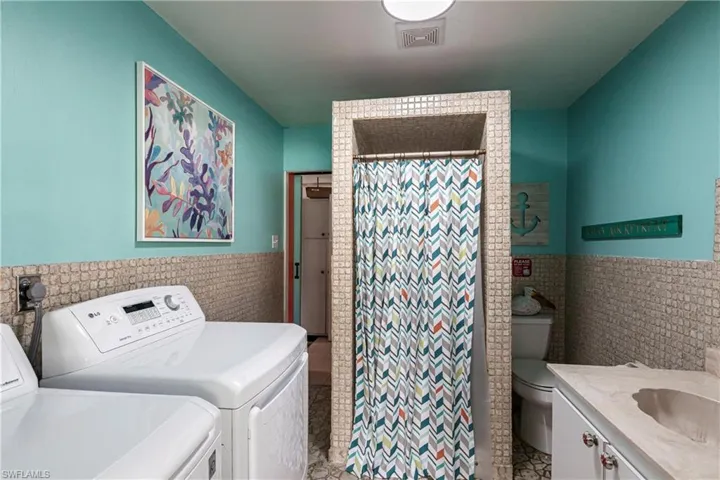 2nd Bath & Laundry Room