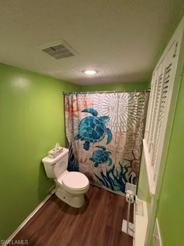 Shower-tub in guest bath