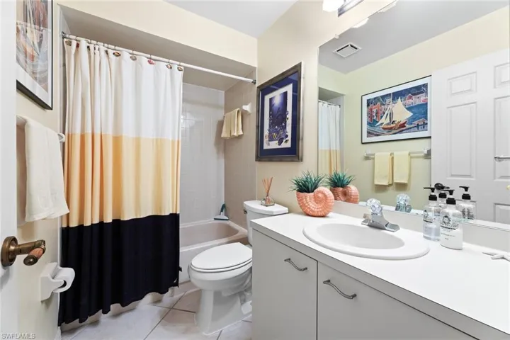 Guest Full Bathroom with shower/tub