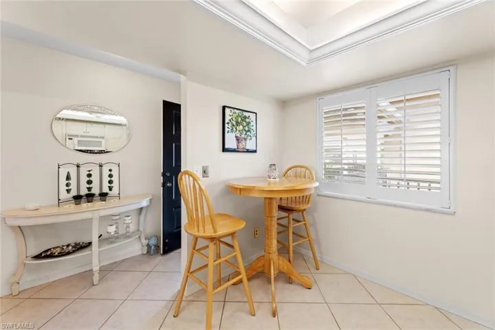 Enjoy a snack or lunch in the eat-in-area in the kitchen