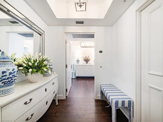 Residence Foyer