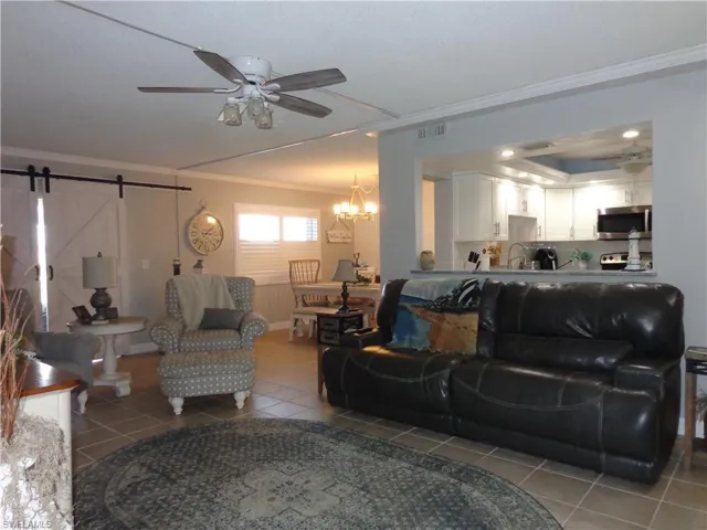SPACIOUS AND BRIGHT LIVING ROOM