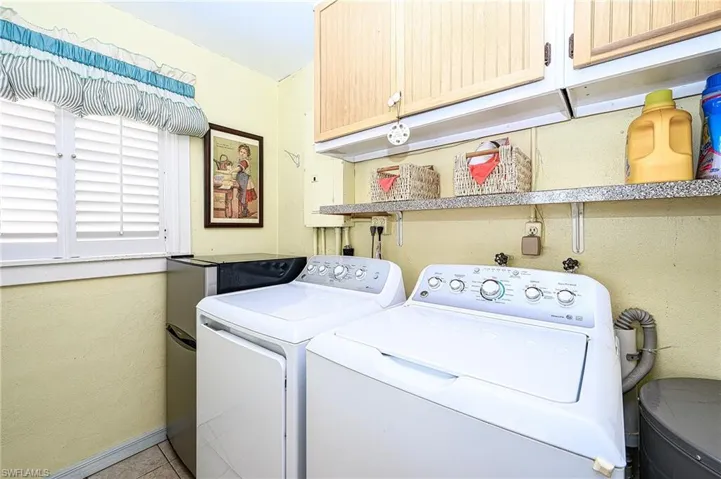 1247 Royal Palm DR, NAPLES FL 34103