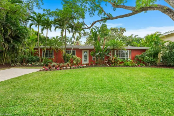 Single story home with a front yard