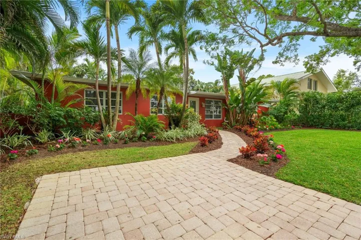 Ranch-style house featuring a front yard