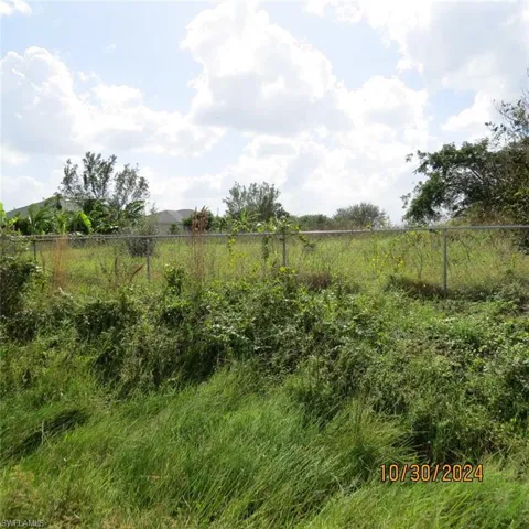 View of yard with a rural view
