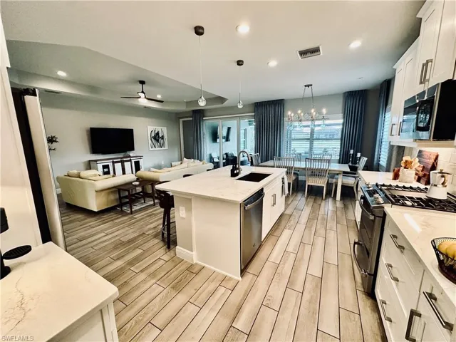Kitchen with a Gas Stove and eat in dining area
