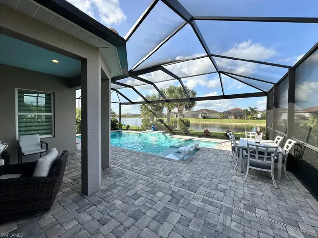 Plenty of room to entertain on lanai