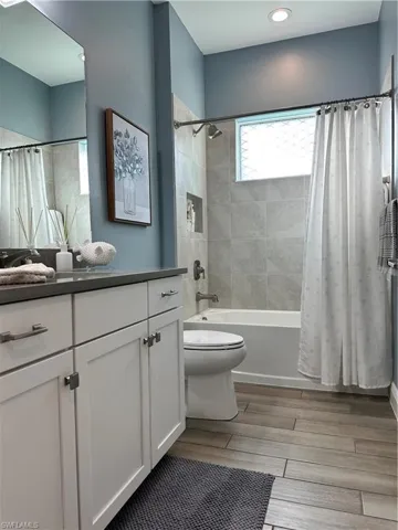 Guest room 2/3 shared bathroom