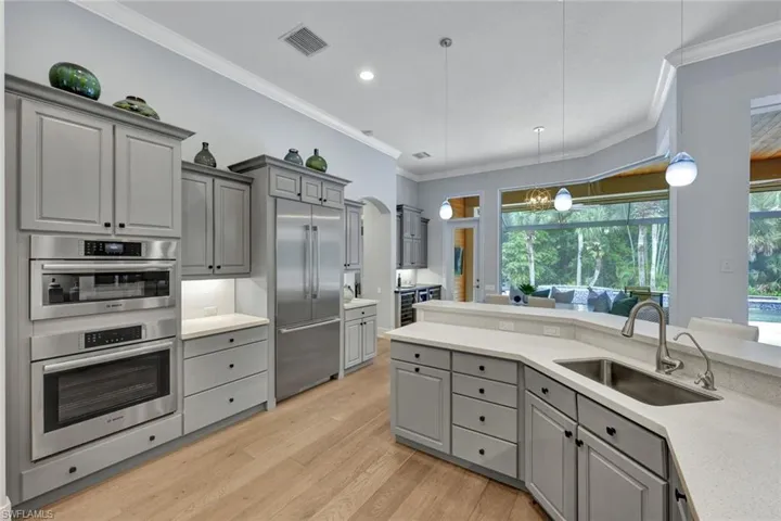 Chef's Kitchen w/ Walk-in Pantry