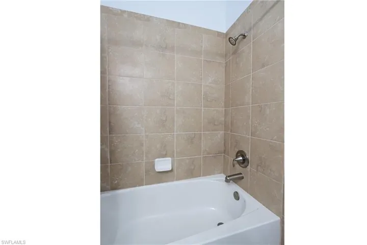 Bathroom with tiled shower / bath combo