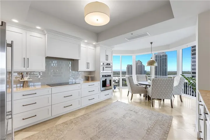 Dedicated dining area with panoramic view, open to the kitchen.
