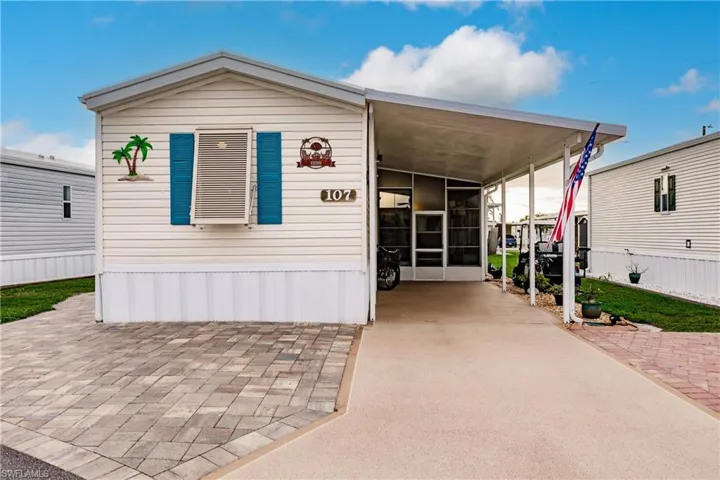 Manufactured / mobile home with a carport