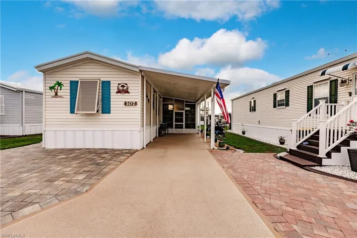 Manufactured / mobile home with a carport