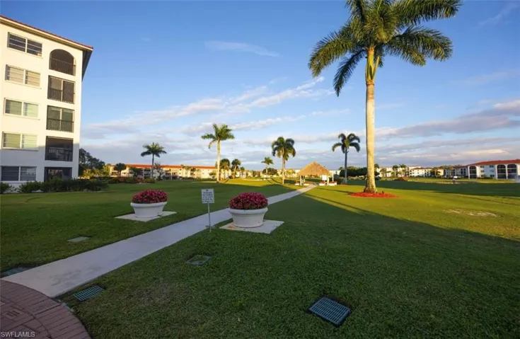 41 High Point Cir S 105, Naples, Florida 34103