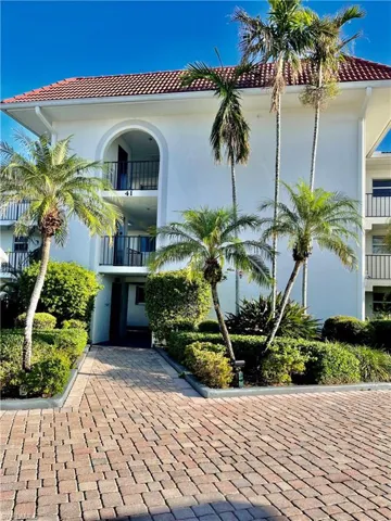 41 High Point Cir S 105, Naples, Florida 34103