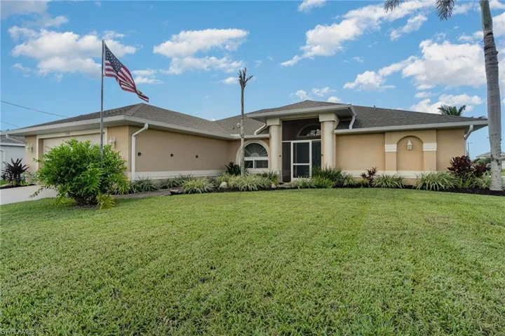View of front of property featuring a front lawn