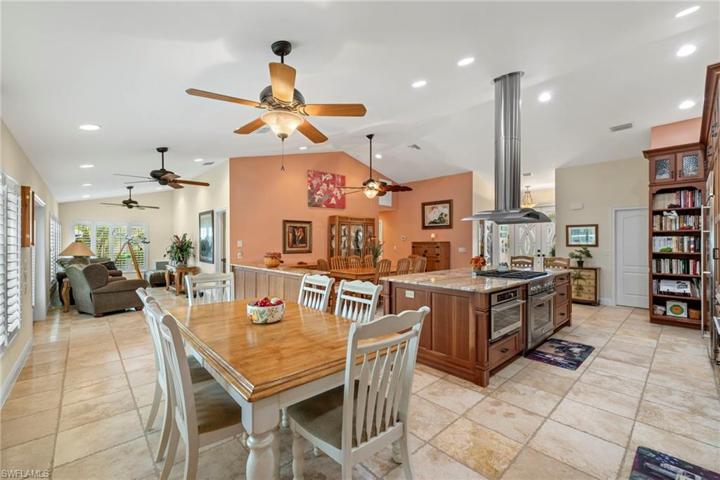 Breakfast, kitchen & Den