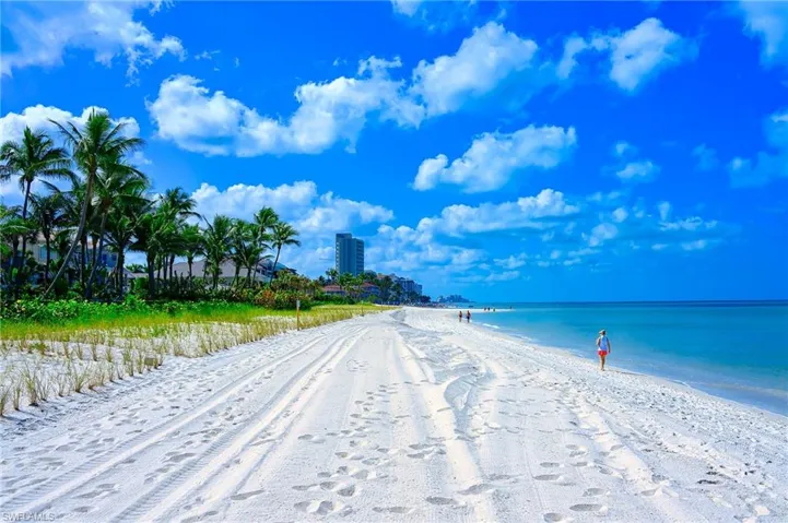 583 Beachwalk Cir Q-202, Naples, Florida 34108
