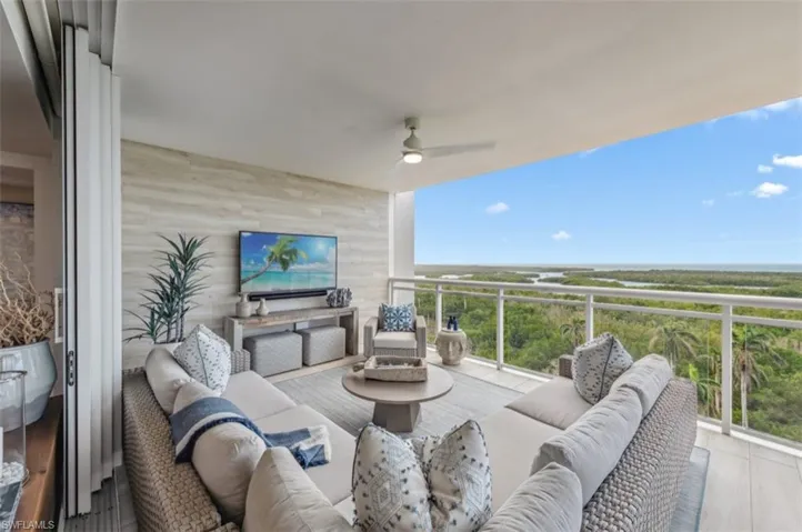 Balcony featuring an outdoor hangout area and a ceiling fan