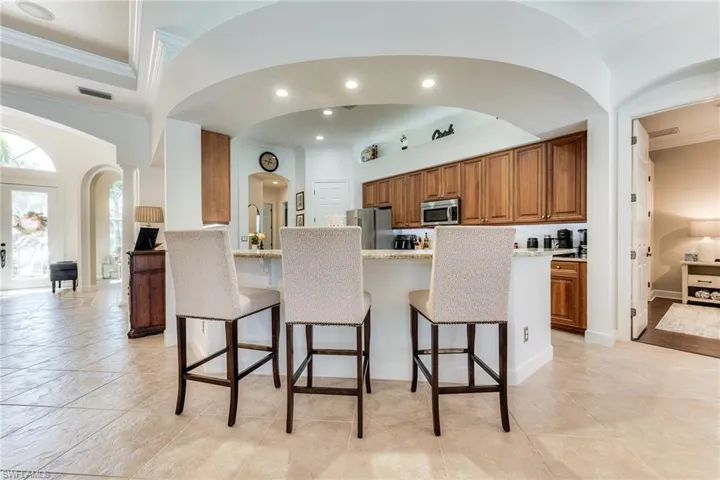 Breakfast bar area around kitchen