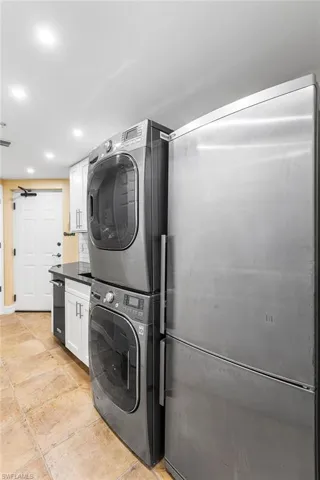 Laundry with 2nd refrigerator