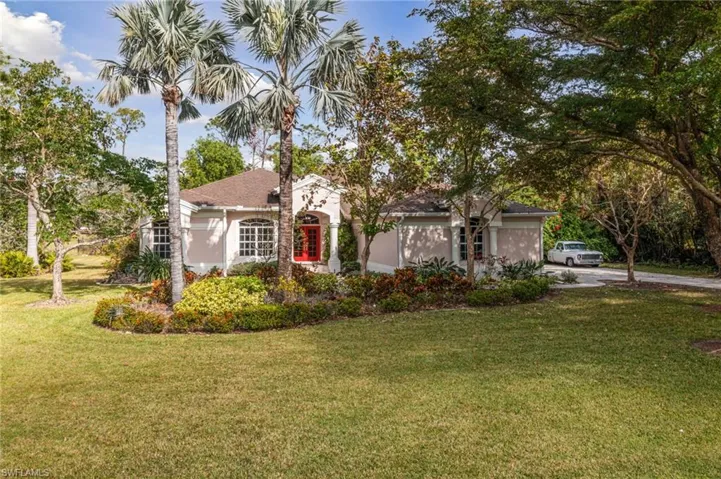 View of front facade featuring an expansive front lawn