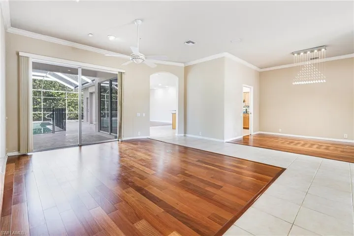 Empty room featuring ceiling fan, crown molding, and Hardwood flooring