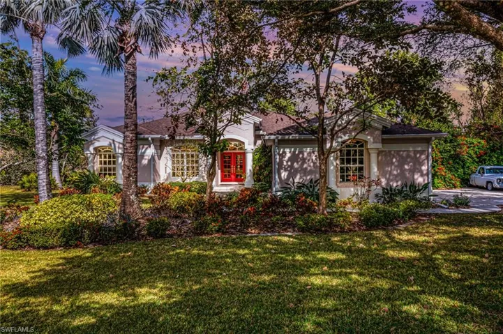 View of front of home with a n expansive front lawn