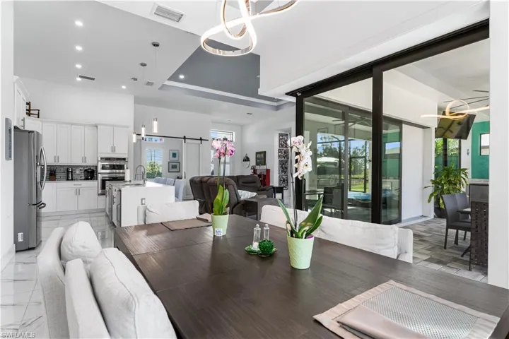 Dining room .