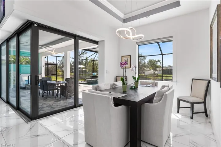Dining area that can expand into the lanai.