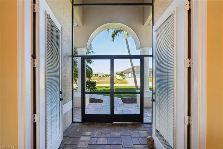 Entryway featuring a textured wall