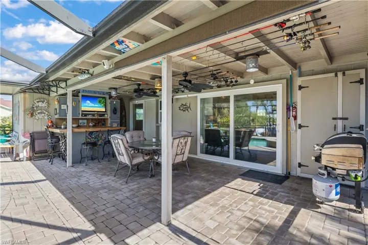Spacious outdoor lounge with bar, ideal for enjoying drinks and sunsets by the pool.