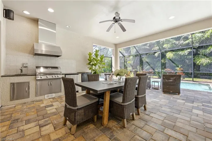 Outdoor Kitchen and Dinning area