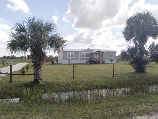 Manufactured / mobile home featuring a front yard