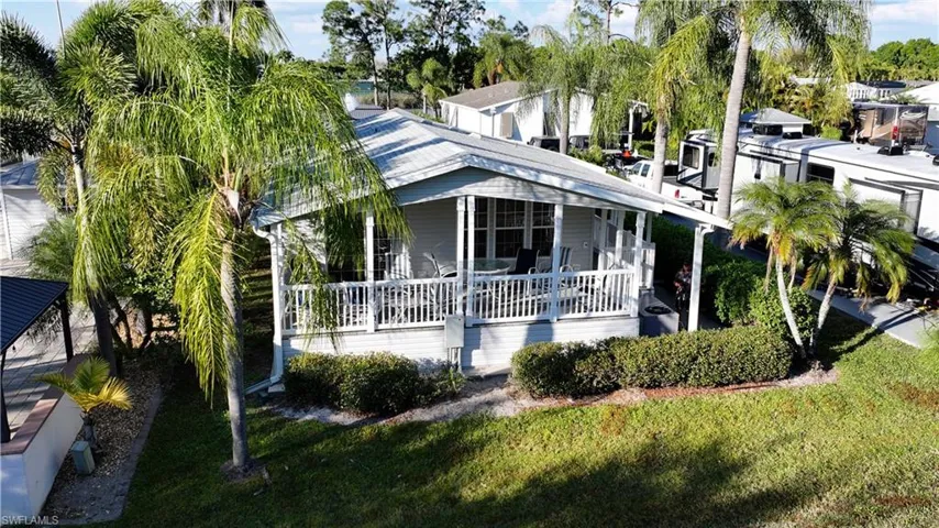 View of front of house featuring a porch and a front yard