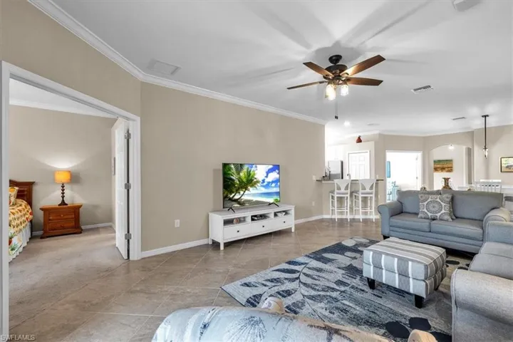 Owners suite to the left, lanai behind / to left