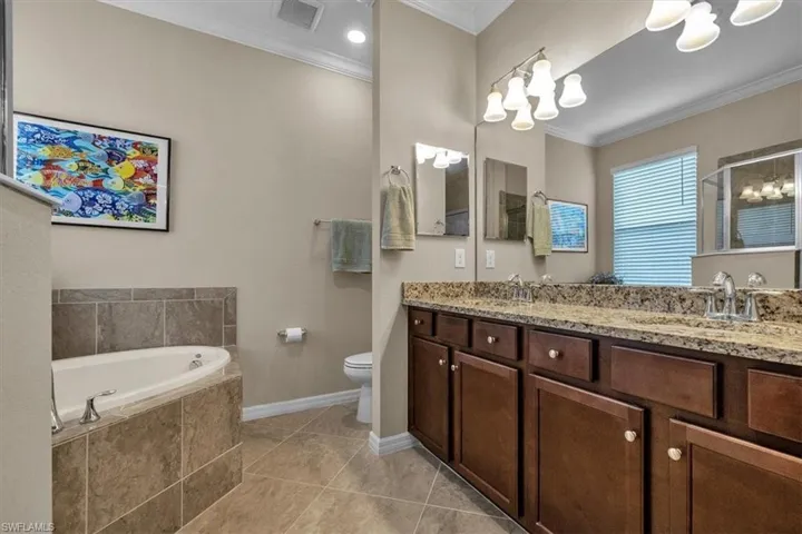 Dual sinks, tub and lots of light