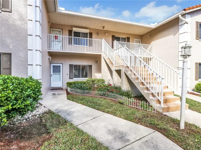 725  Saratoga  CIR, Naples, FL 34104