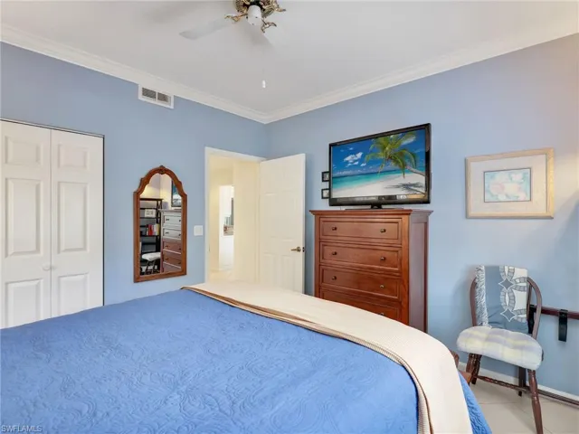 725  Saratoga  CIR, Naples, FL 34104